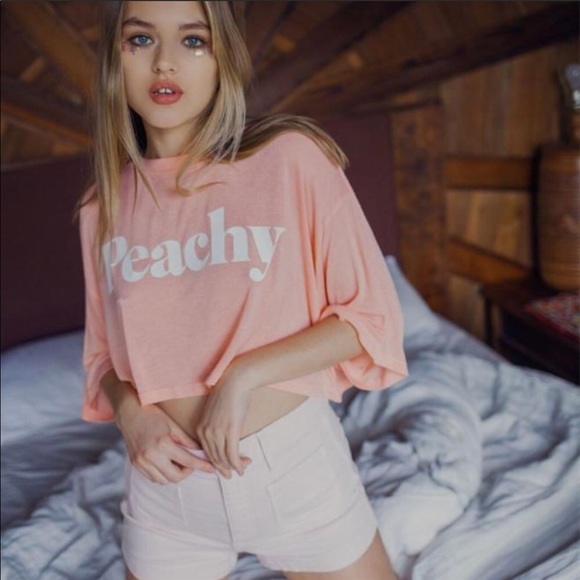 Daydream nation Tops - 🛍SALE🛍Daydream Nation Peachy Crop Tee
